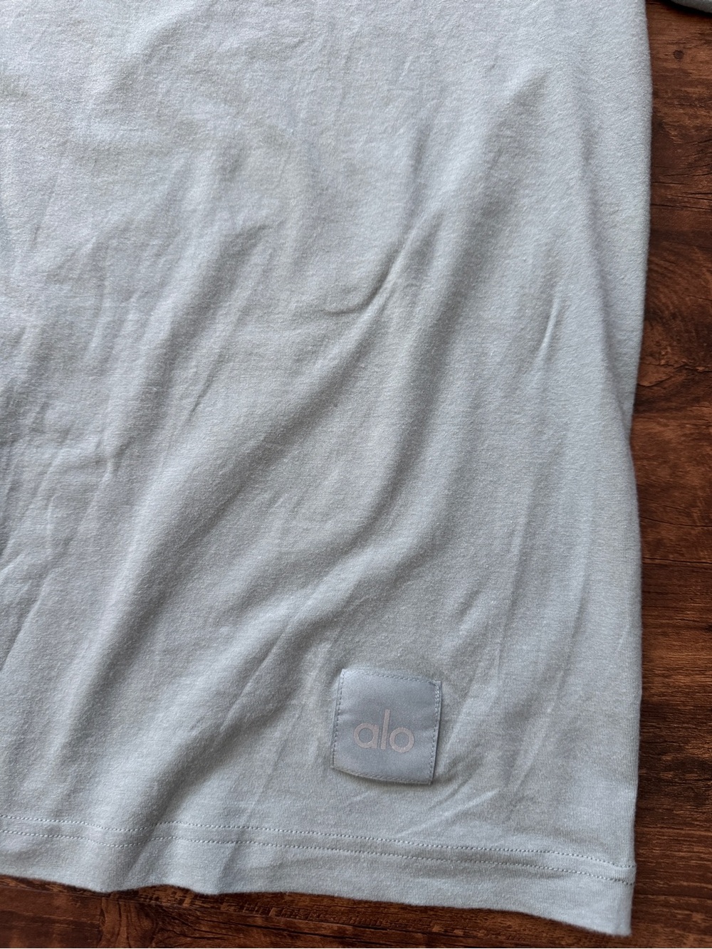 ALO Yoga Essential Short Sleeve Street Athletic Tee - Picture 3 of 6